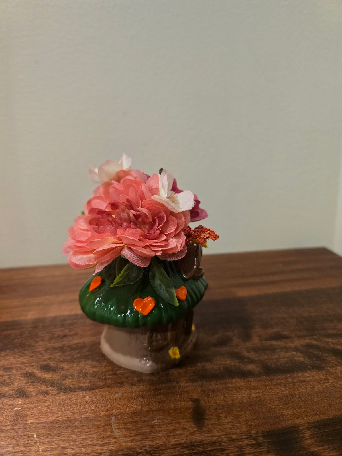 Mini Mushroom House Figurine Multicolor Floral Top Flowers Hearts Decorative