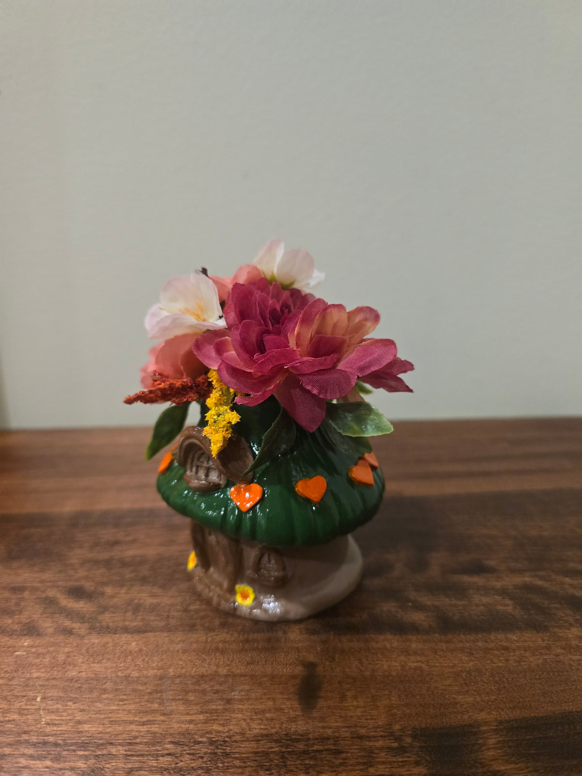 Mini Mushroom House Figurine Multicolor Floral Top Flowers Hearts Decorative