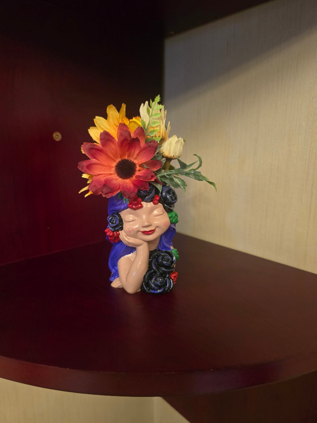 Floral woman in plaster, with black flowers.