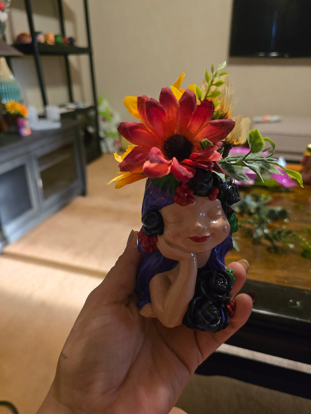 Floral woman in plaster, with black flowers.